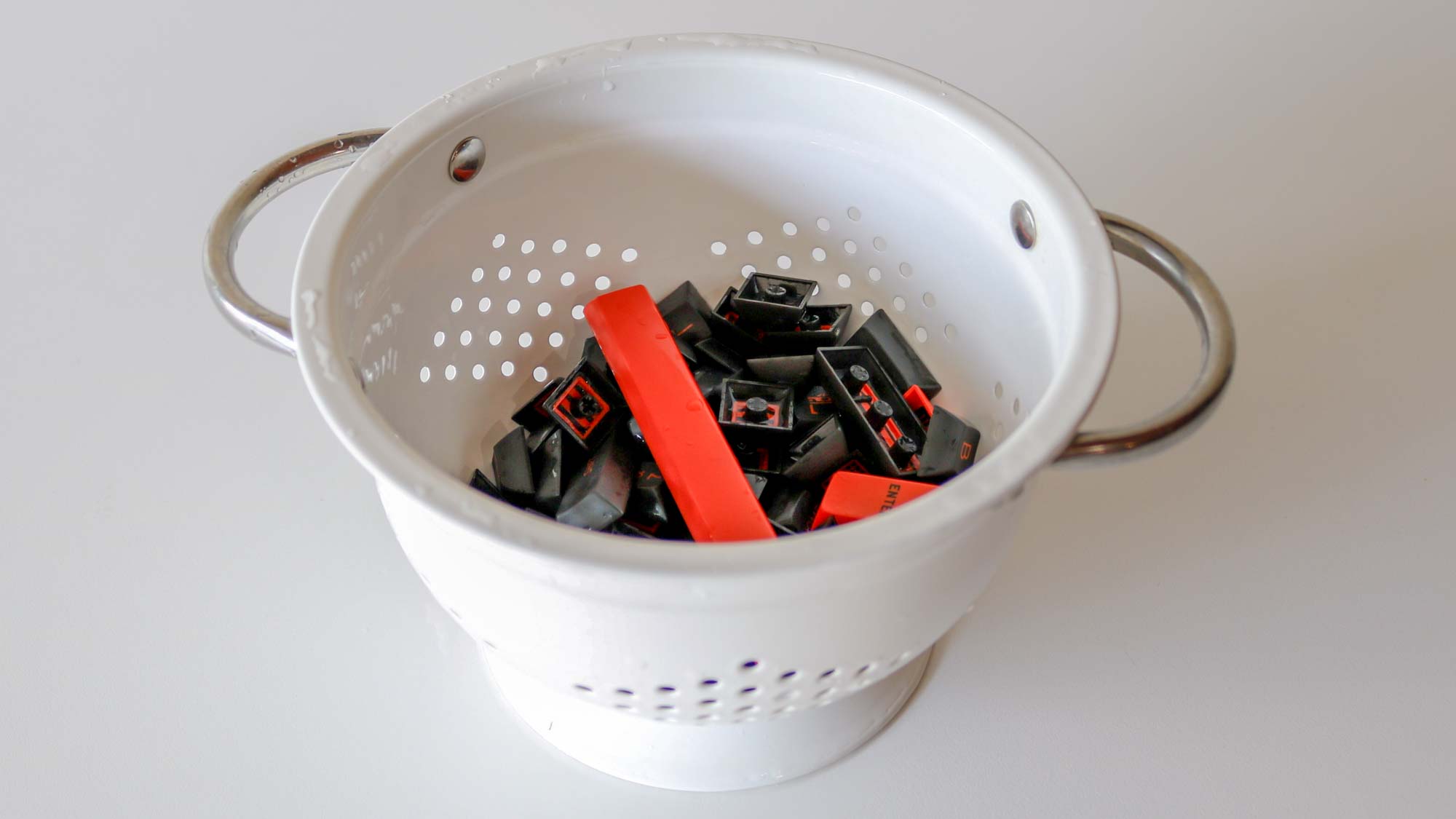 Drying keycaps in a strainer