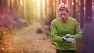 trail-running-runner-looking-at-heart-rate-monitor