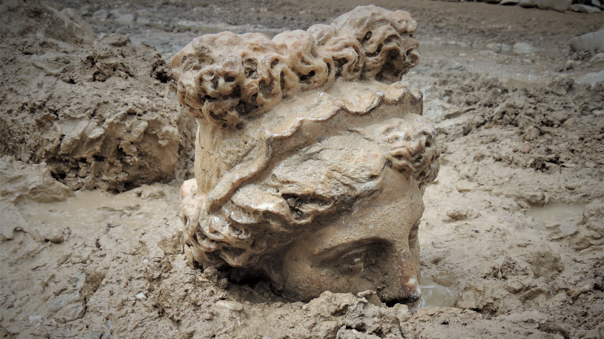Archäologen fanden die Statuenköpfe von Aphrodite und Dionysos in der antiken Stadt Aizanoi.