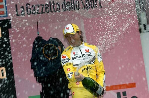 Iban Mayo (Saunier Duval-Prodir) lets the bubbly loose.