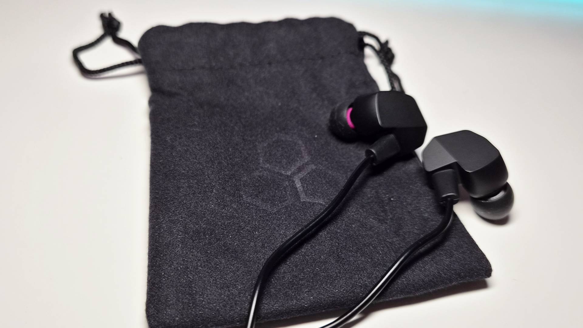 Photo of the Final VR3000 Gaming Earphones and its carrying case.