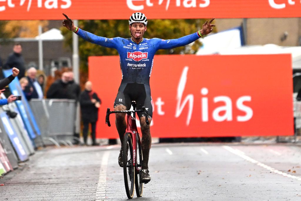 Mathieu van der Poel wins in Hulst