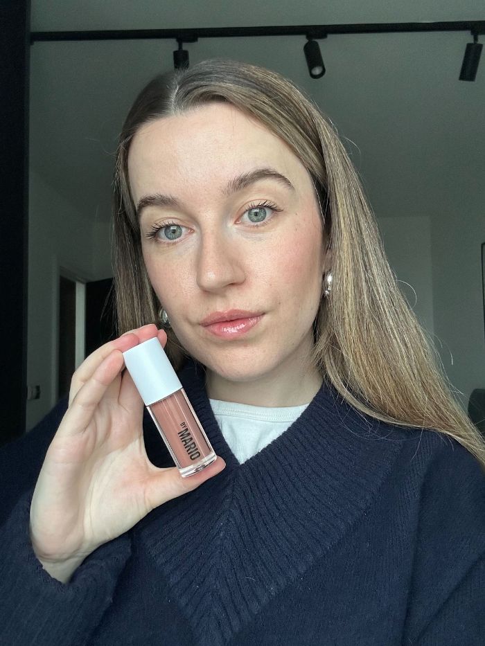 Junior beauty editor, Grace Lindsay, testing the best lip glosses