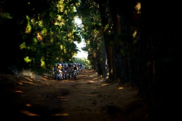 Lead riders leaving Oak Valley during the final stage