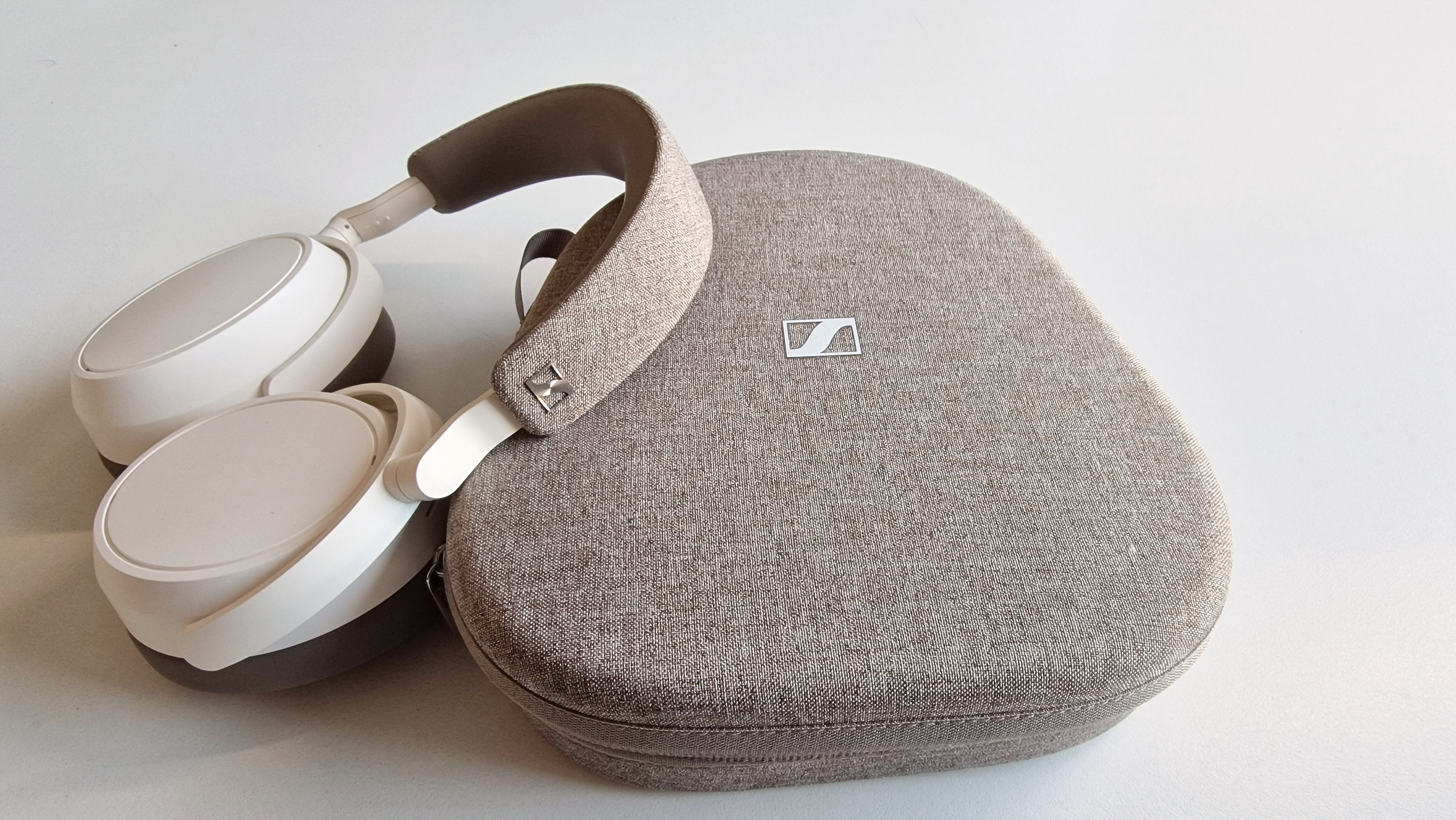 Sennheiser Momentum 4 ligger op ad det lukkede etui