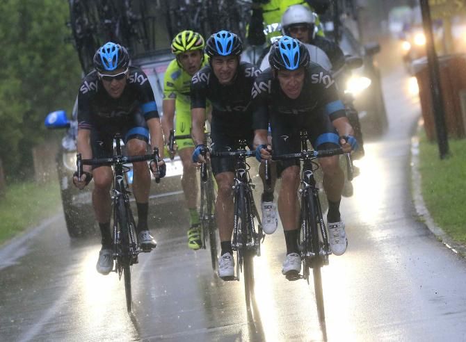 Rigoberto Uran and Sergio Henao pace their leader Bradley Wiggins (Sky) back into contention