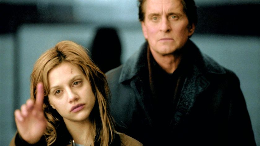 (From L to R) Brittany Murphy as Elisabeth Burrows and Michael Douglas as Dr. Nathan Conard in Don&#039;t Say a Word on Netflix