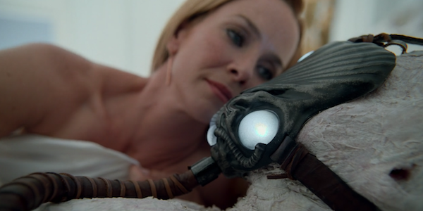 runaways wrinkled scarred man and leslie hulu