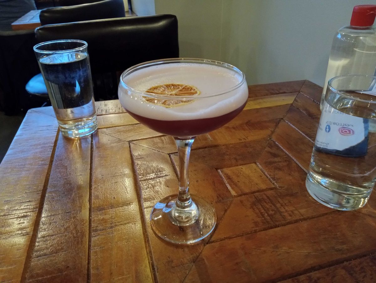 Moto G Play (2023), a photo of a cocktail glass