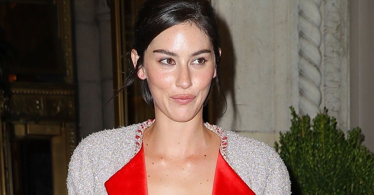 Gracie Abrams Wore Slim Sneakers With 2025’s Top Denim Trend