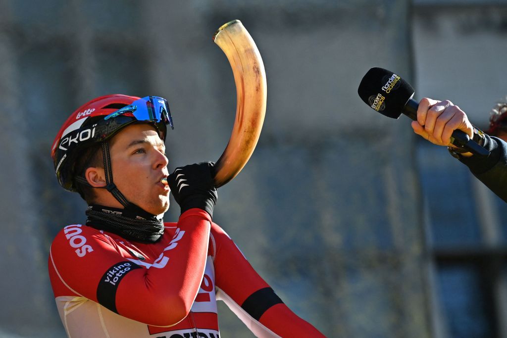 Florian Vermeersch blew the horn at the sign-on of the Tour of Flanders