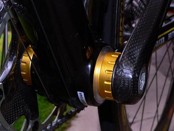Saunier Duval-Prodir's Juan Jose Cobo Acebo was curiously sporting these gold-anodized SRAM GXP bottom bracket cups instead of the polished version used by the rest of the team.