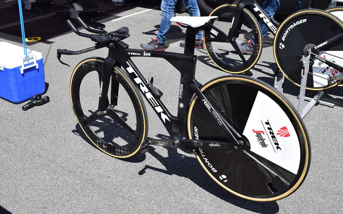 Porte looked to be riding a front PRO Textreme three spoke wheel and a re-stickered Lightweight rear disc wheel, although opted for a Bontrager front wheel for the stage
