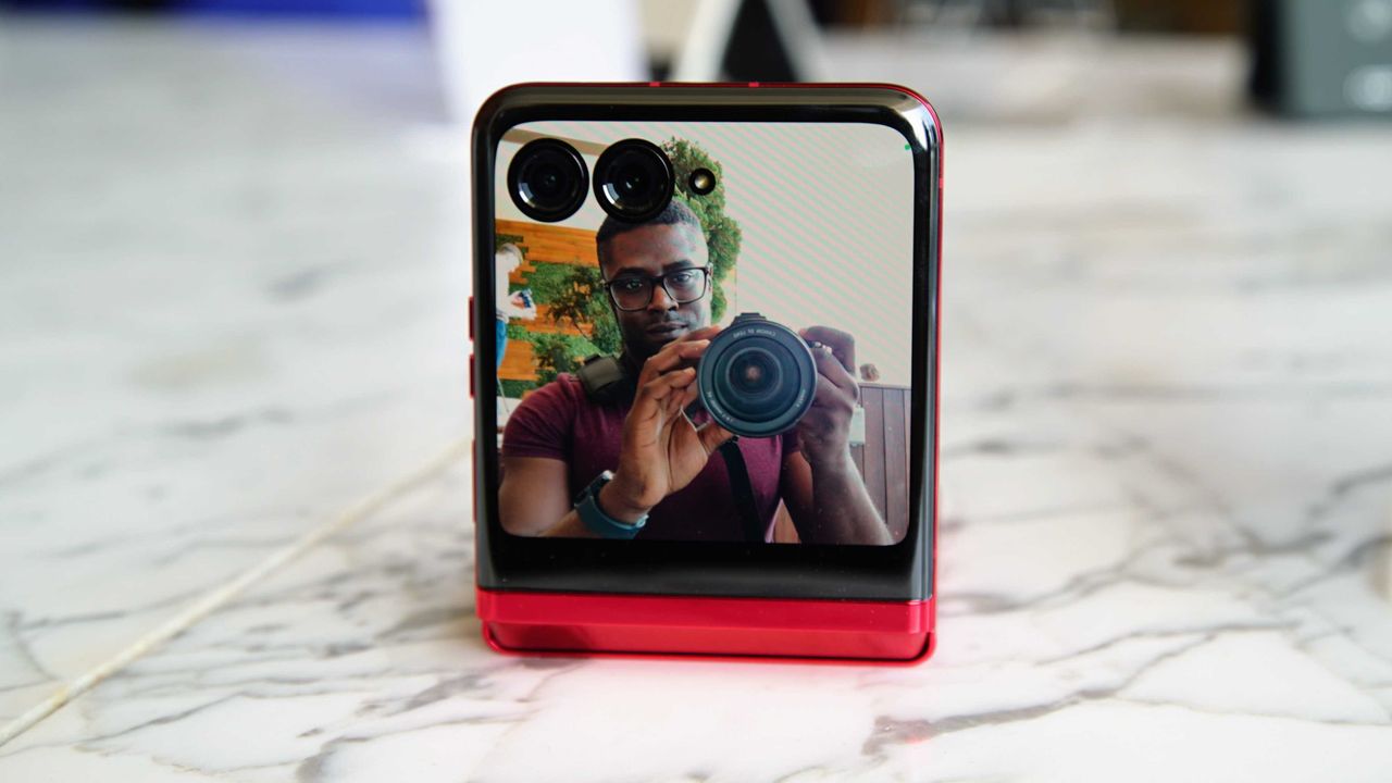 Motorola Razr+ cover screen selfie