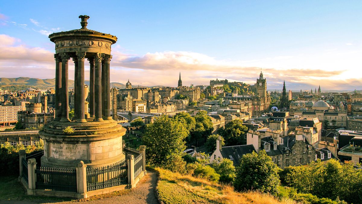 Edinburgh&amp;#039;s skyline at dawn as seen from Calton Hill