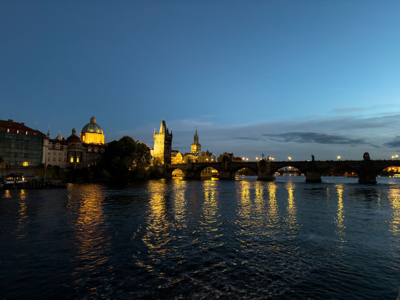 iPhone 16 Pro 48MP RAW