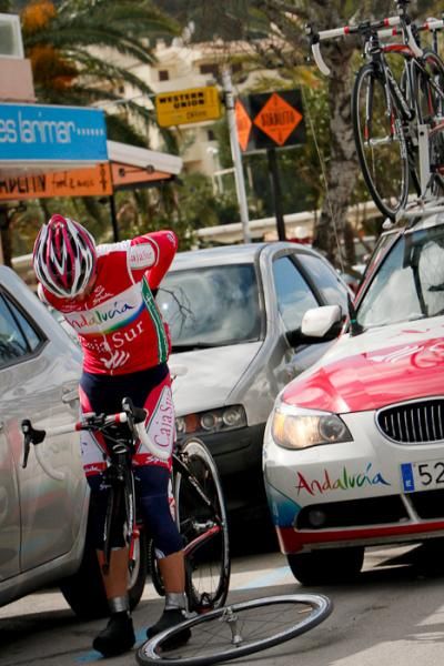 A rider from Andaluc&iacute;a Cajasur gets a puncture but later easily catches up to the peloton.