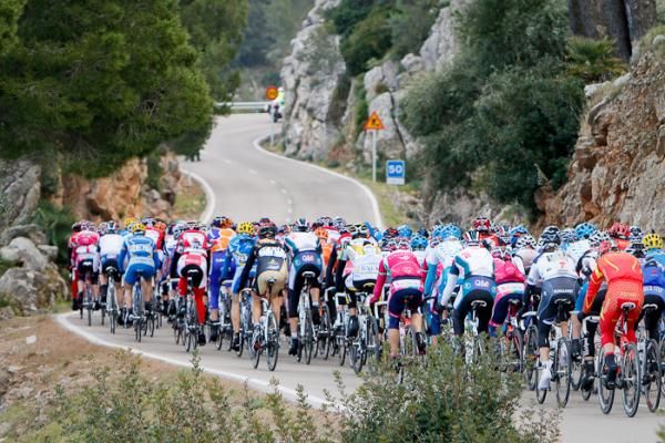 The peloton staying together at the foot of the mountain.