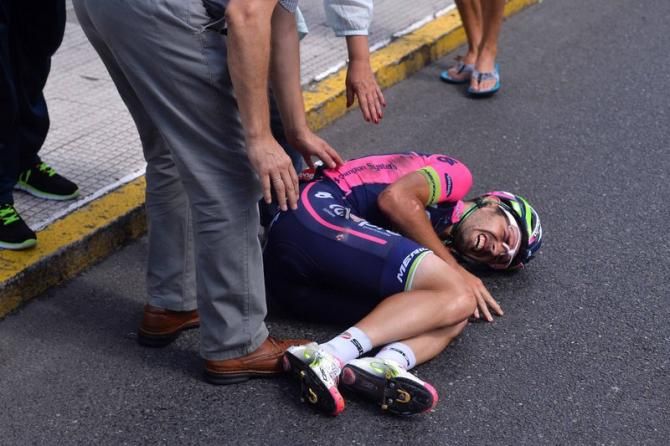 Elia Favilli (Lampre-Merida) hit the deck hard
