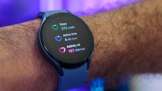 En Samsung Galaxy Watch 5 runt en persons handled som visar fitness-information.