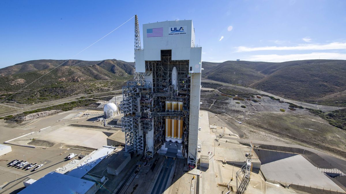 Watch a huge Delta IV Heavy rocket launch a US spy satellite on its final West C..