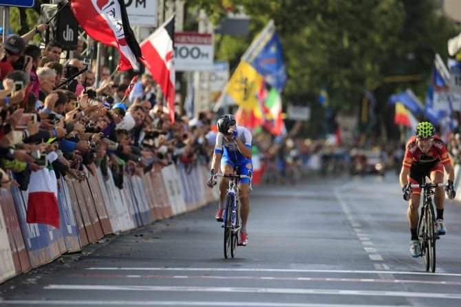 Nibali can't watch as Alejeandro Valverde claims a bronze medal