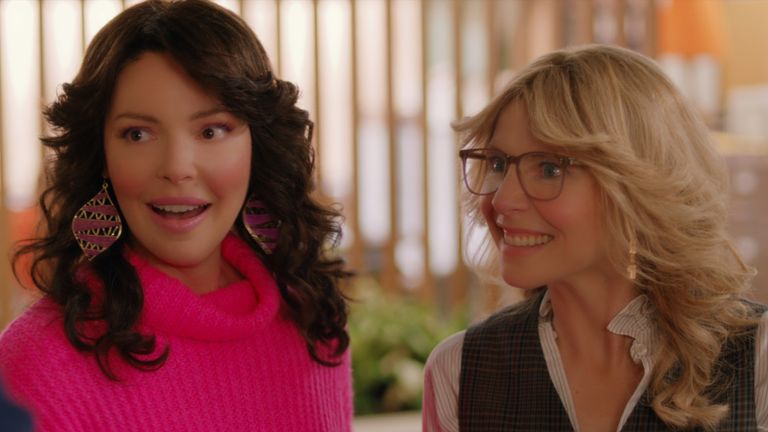 Is Firefly Lane a true story? KATHERINE HEIGL as TULLY and SARAH CHALKE as KATE in episode 103 of FIREFLY LANE. Cr. COURTESY OF