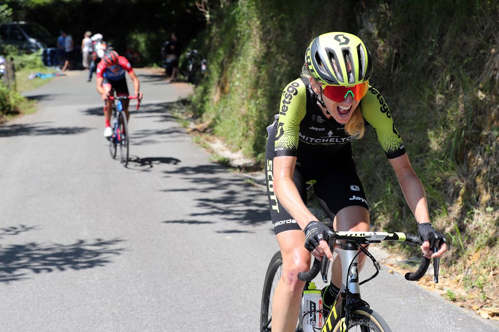 Lucy Kennedy drops Janneke Ensing on her way to winning Clasica San Sebastian