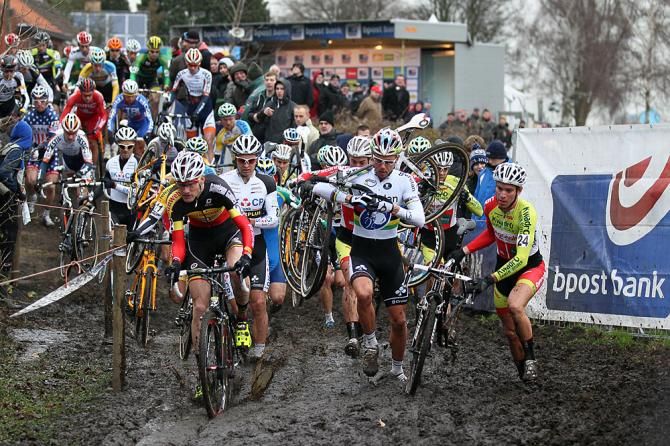 A chaotic start of the race in Essen through ankle-deep mud