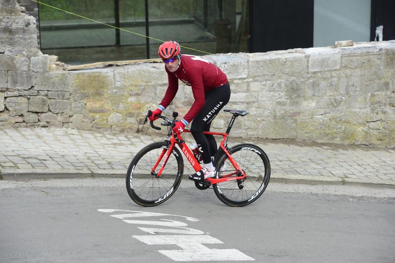 Jurgen Van den Broeck gets out of the saddle to climb to Mur