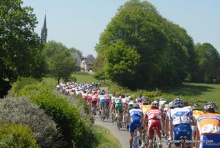 The peloton makes its way from Saint Avé to Fouesnant.