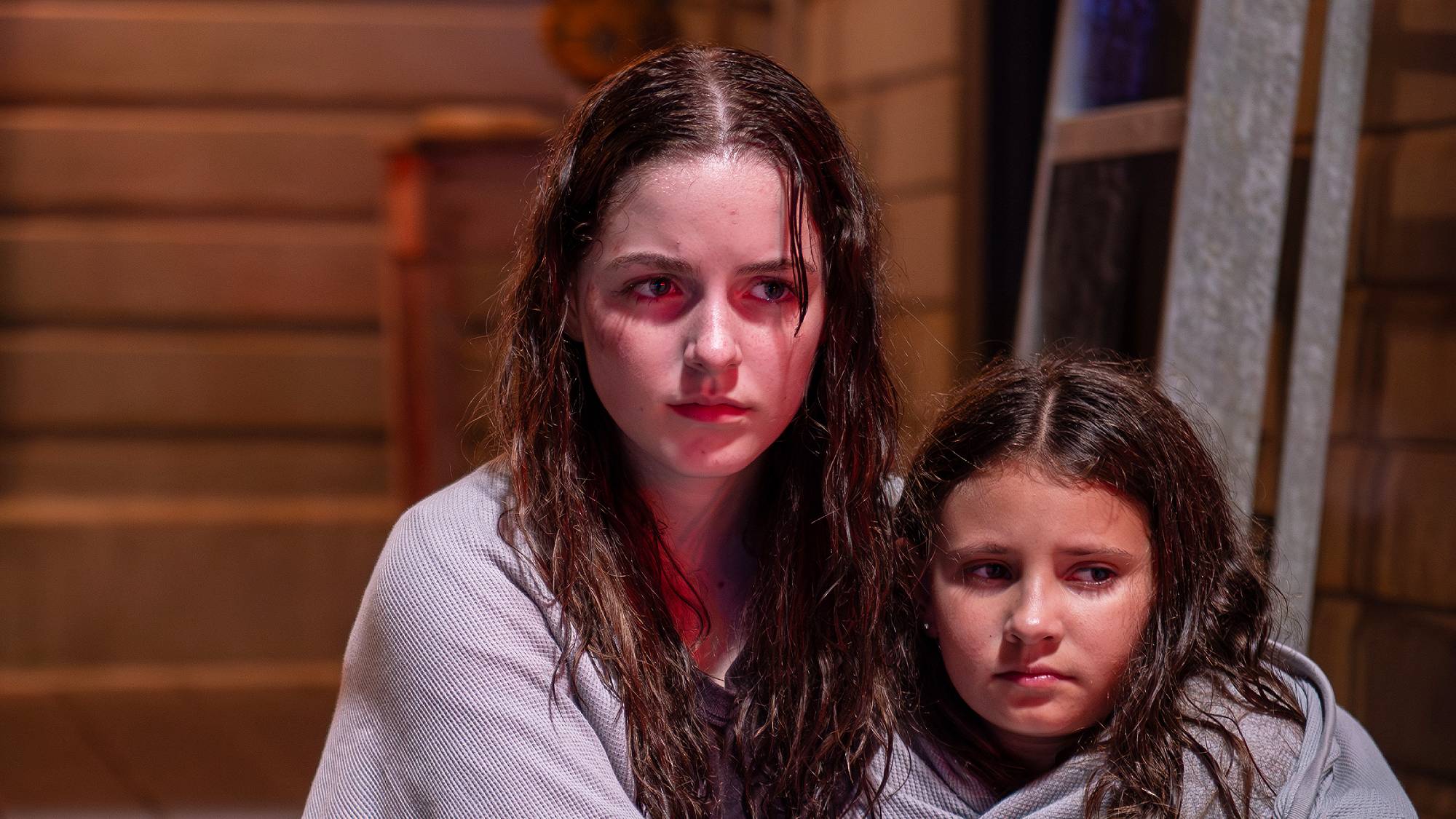 مک کنا گریس در نقش اسپایدی و جوجو رجینا در نقش جسی "ما چه چیزی را پنهان می کنیم؟" فیلم (2025)