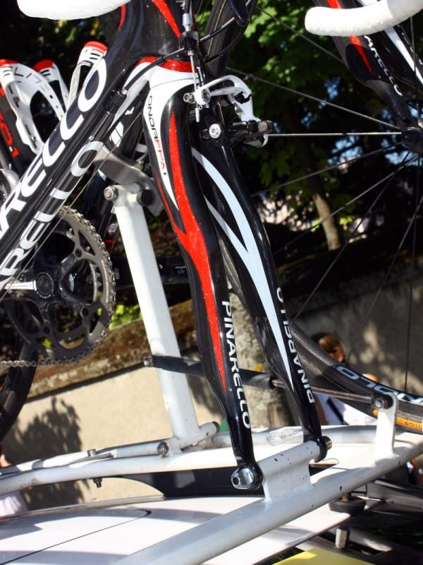 The Pinarello Onda FPX fork is unmistakably curvy.