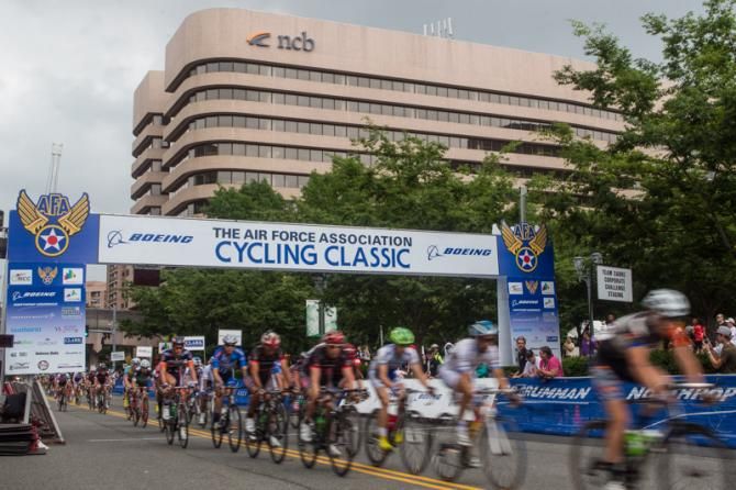 The men's race is off and rolling.