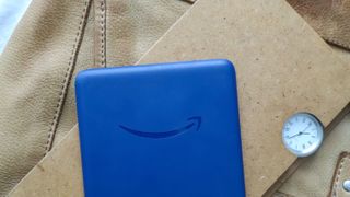 De achterkant van de Kindle (2022) met het Amazon-logo erop