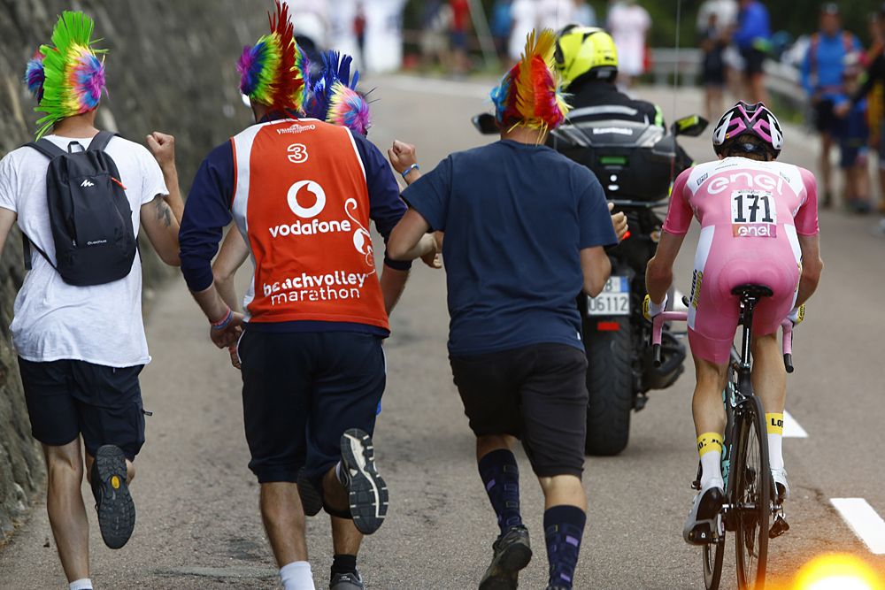 Steven Kruijswijk (LottoNl-Jumbo) chased by the tifosi