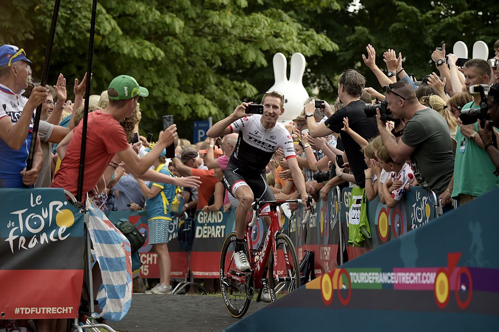 Dutch rider Bauke Mollema (Trek Factory Racing) takes photos of the crowd in Utrecht