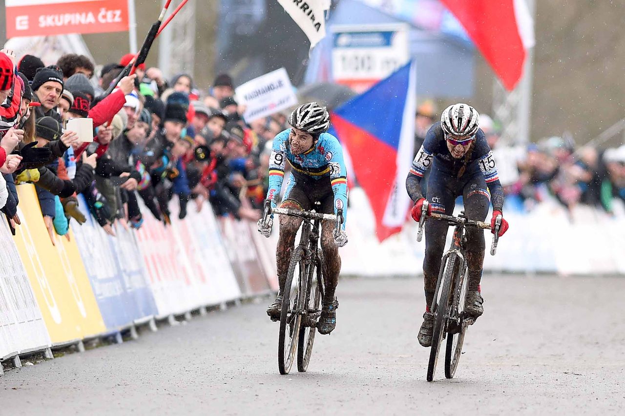 Sanne Cant (Belgium) and Pauline Ferrand Prevot (France) sprint for the win