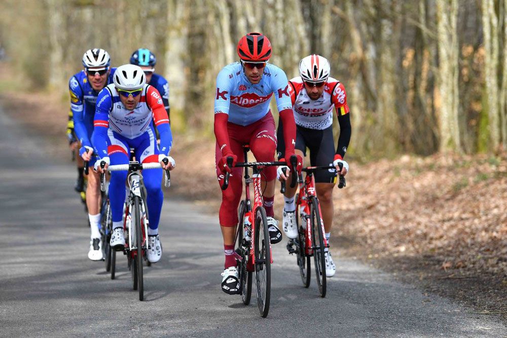 An early break on stage of Paris-Nice