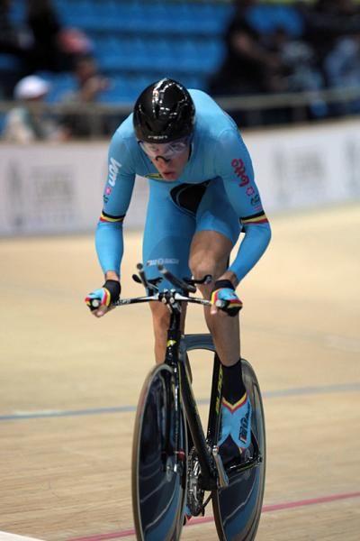Dominique Cornu (Belgium) gets rolling in the pursuit final.