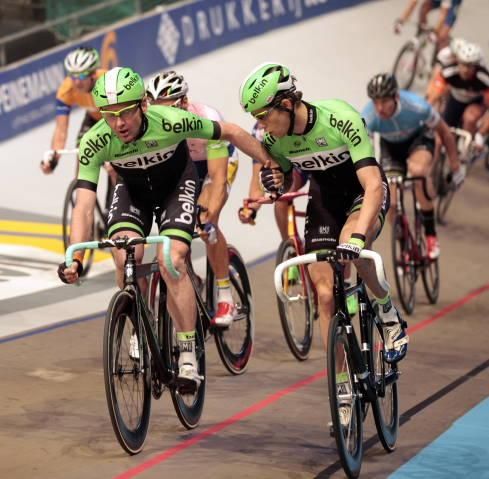 Theo Bos and Graeme Brown exchange