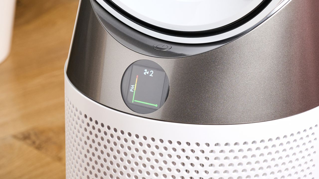 The circular screen of the Dyson HP10 is showing a graph representation of the recent air quality changes.