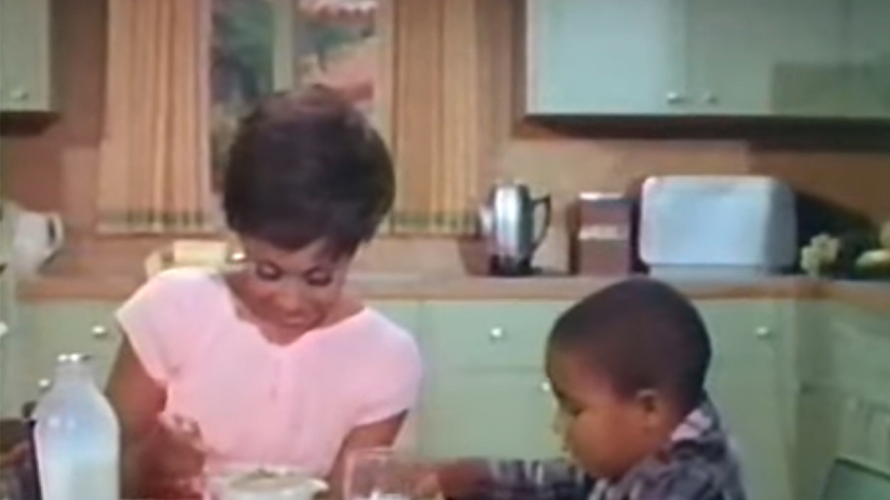 A mother and her son eating breakfast in Julia