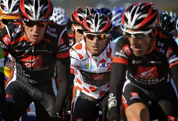 Alejandro Valverde (Caisse d'Epargne) wears the climber's jersey in stage two since the classification leader, Lars Boom, was decked out in yellow.
