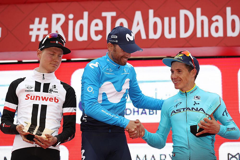 Alejandro Valverde shakes hands with Miguel Angel Lopez (Astana)