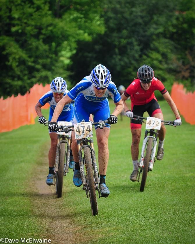 Georgia Gould (Luna Pro Team) sprinting against Nash and Davison