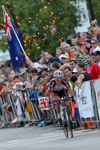 Alessandro Bazzana (Fly V Australia) tries to bridge up to the two leaders.
