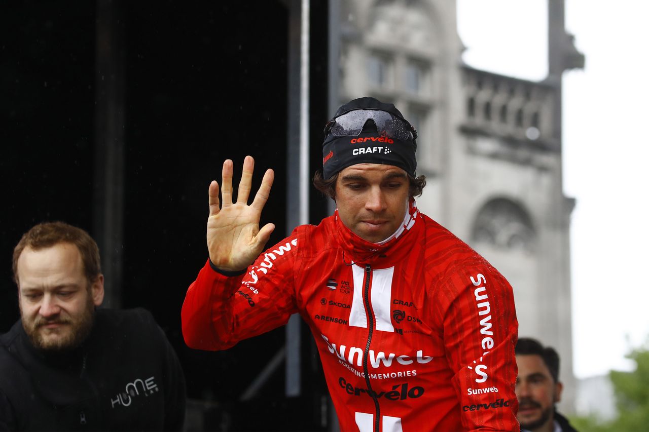 Michael Matthews waves to the crowd in Li&egrave;ge