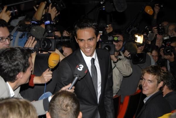 Alberto Contador surrounded by the press