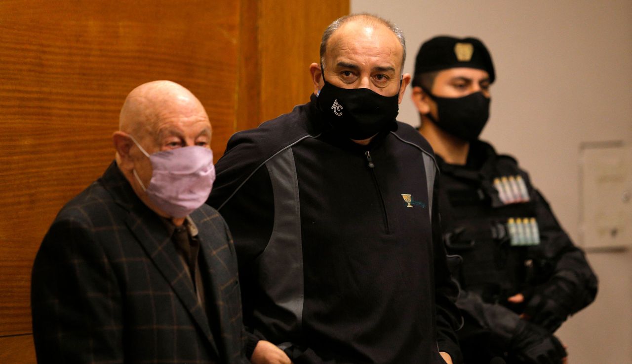 Angel Cabrera stands next to a police officer in court